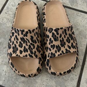 SHEIN Black and Tan Slippers with Leopard Print